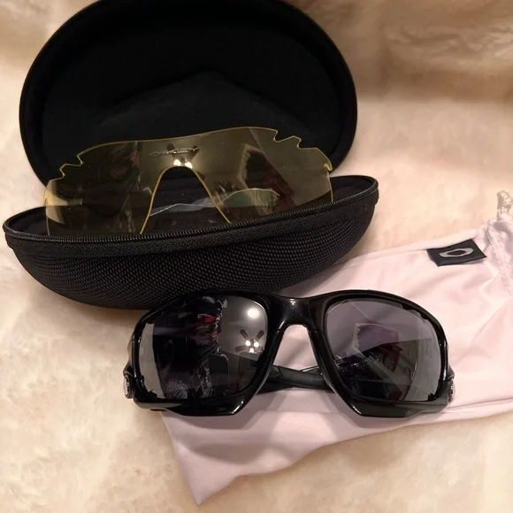 Oakley | Accessories | Authentic Oakley Sunglasses With Two  display picture 1